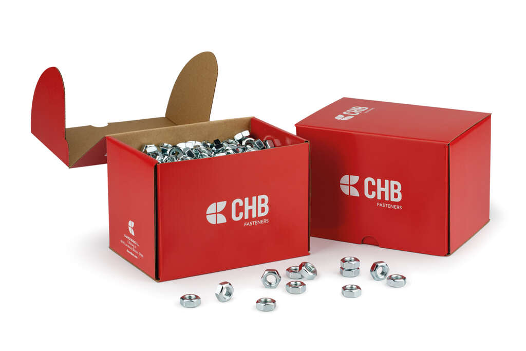 Dos cajas Red Box abiertas con tuercas desperdigadas