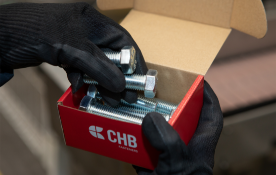 Metiendo Tornillería En Una Caja Red Box